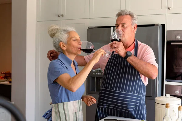 Pareja Mayor Caucásica Pie Cocina Bebiendo Vino Preparando Comida Juntos — Foto de Stock