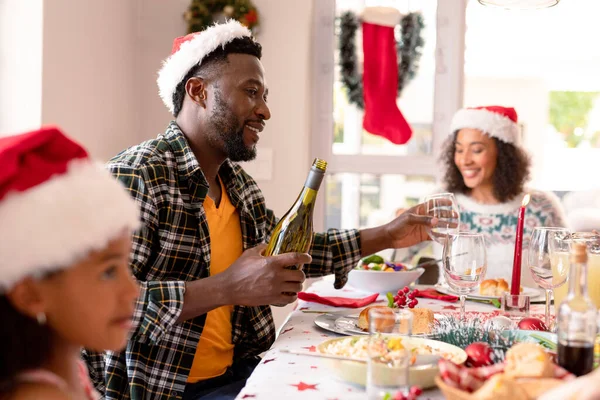 Pai Americano Africano Feliz Derramando Vinho Copo Mesa Natal Família — Fotografia de Stock