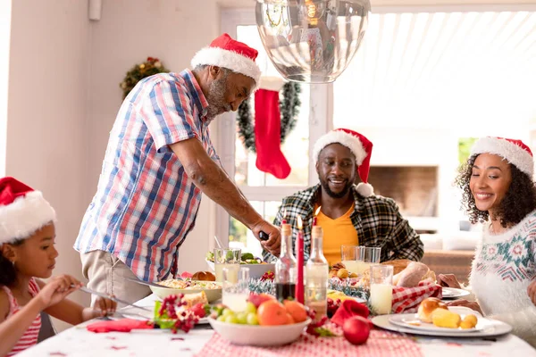 Feliz Familia Multi Generación Usando Sombreros Santa Teniendo Comida Navidad — Foto de Stock