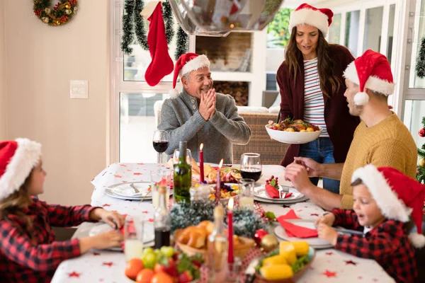Καυκάσια Οικογένεια Πολλών Γενεών Καπέλα Σάντα Που Τρώνε Χριστουγεννιάτικο Γεύμα — Φωτογραφία Αρχείου