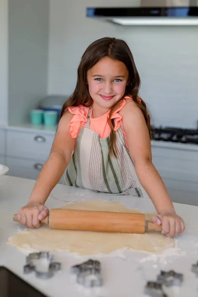 Portret Van Gelukkig Kaukasisch Meisje Bakken Koekjes Bakken Keuken Koken — Stockfoto