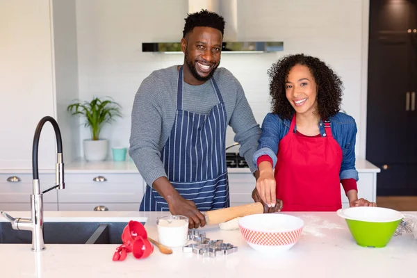Önlük Giyen Birlikte Yemek Yapan Kameraya Bakan Mutlu Afro Amerikan — Stok fotoğraf