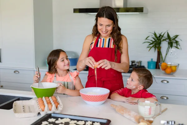 Feliz Madre Caucásica Hija Hijo Horneando Juntos Haciendo Galletas Cocina — Foto de Stock