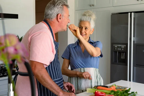 Feliz Pareja Ancianos Caucásicos Pie Cocina Preparando Comida Juntos Comiendo — Foto de Stock