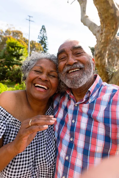 Casal Afroamericano Feliz Sênior Tirando Selfie Abraçando Estilo Vida Ativo — Fotografia de Stock