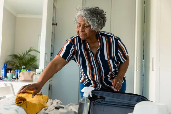 Focado Afro Americano Sênior Mulher Embalagem Mala Quarto Preparação Viagens — Fotografia de Stock