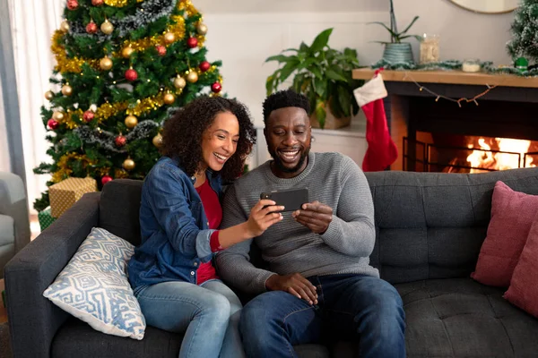 Feliz Pareja Afroamericana Teniendo Videollamada Smartphone Decoraciones Navideñas Segundo Plano —  Fotos de Stock