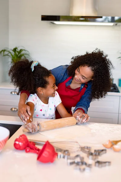 Glad Afrikansk Amerikansk Mor Och Dotter Bakar Tillsammans Köket Familj — Stockfoto