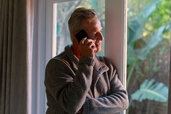 Kafkasyalı Kıdemli Adam Pencerede Dikilip Telefon Ediyor Aktif Emeklilik Yaşam — Stok fotoğraf