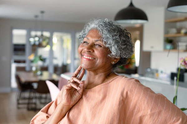 Heureuse Femme Âgée Afro Américaine Touchant Visage Debout Dans Cuisine — Photo