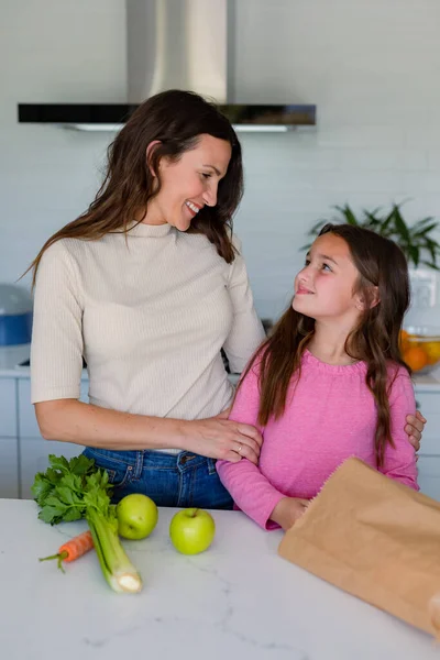 Heureuse Mère Fille Caucasiennes Déballer Les Courses Dans Cuisine Temps — Photo