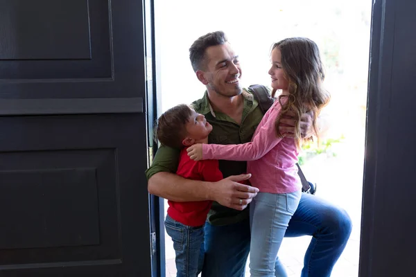 Šťastní Bělošští Sourozenci Vítají Otce Který Práci Vrací Domů Rodinný — Stock fotografie