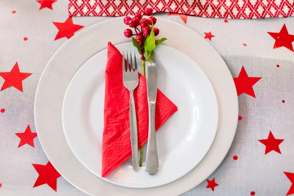 Πιάτα Πιρούνι Και Μαχαίρι Έτοιμα Για Χριστουγεννιάτικο Γεύμα Χριστούγεννα Παράδοση — Φωτογραφία Αρχείου