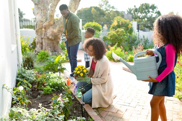 Glückliche Afrikanisch Amerikanische Familie Gärtnern Und Pflanzen Zusammen Gießen Familienzeit — Stockfoto