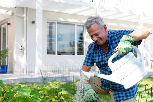 Heureux Homme Âgé Caucasien Portant Des Gants Arrosant Des Plantes — Photo