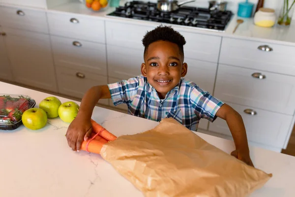 Feliz Chico Afroamericano Desempacando Alimentos Cocina Infancia Ocio Pasar Tiempo — Foto de Stock