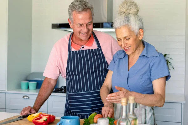キッチンに立って一緒に食事を準備している幸せな白人のシニアカップル 家庭での健康的な退職生活 — ストック写真
