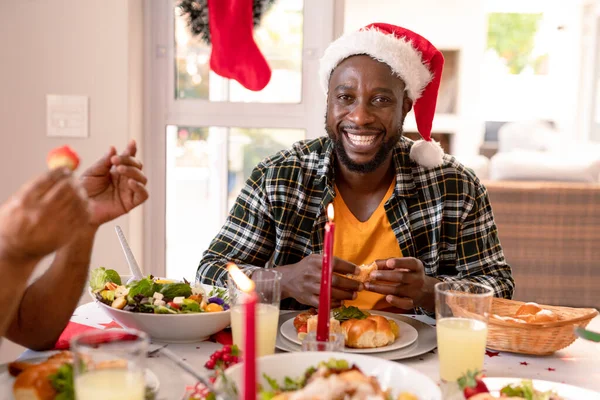Feliz Hombre Afroamericano Con Sombrero Santa Sentado Mesa Navidad Navidad —  Fotos de Stock