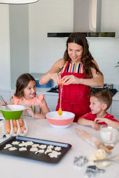 Šťastná Bělošská Matka Dcera Syn Pečou Společně Dělají Sušenky Kuchyni — Stock fotografie