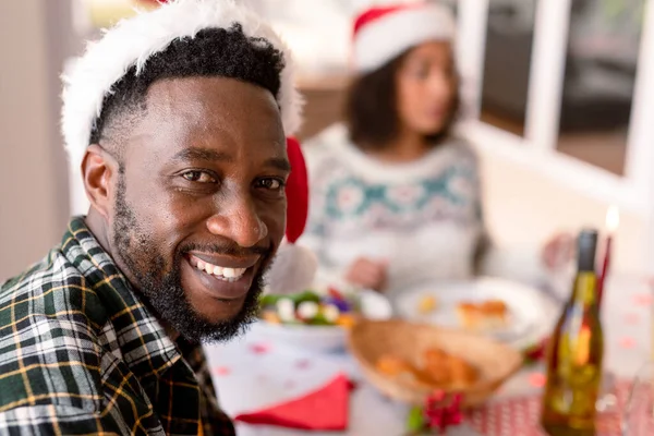 Glücklicher Afrikanisch Amerikanischer Mann Blickt Die Kamera Weihnachtstisch Familienweihnachtszeit Und — Stockfoto