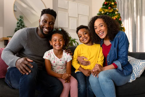 Feliz Familia Afroamericana Sentada Sofá Mirando Cámara Navidad Familiar Festividad —  Fotos de Stock