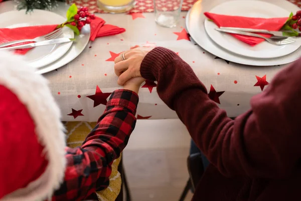 Mors Och Sons Händer Ber Vid Julbordet Familj Jul Och — Stockfoto