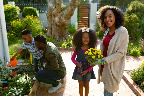 Feliz Madre Afroamericana Hija Mirando Cámara Jardinería Con Familia Tiempo —  Fotos de Stock