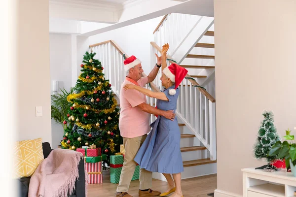 Casal Finalistas Caucasianos Felizes Usando Chapéu Pai Natal Dançando Época — Fotografia de Stock