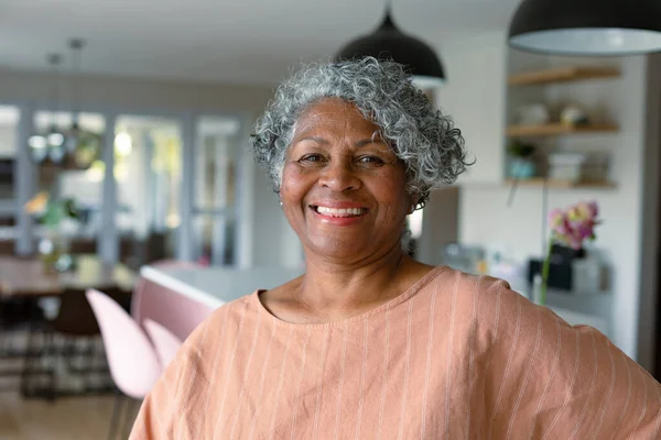 Felice Donna Anziana Afroamericana Piedi Cucina Guardando Fotocamera Stile Vita — Foto Stock
