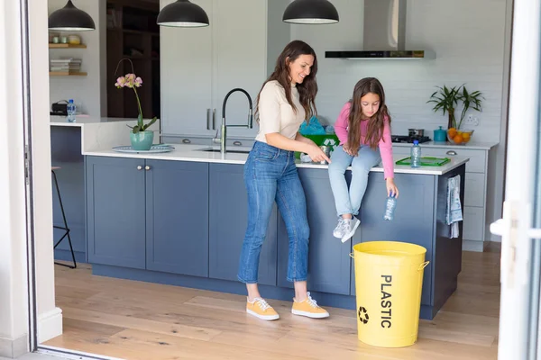 幸せな白人の母親と娘がゴミを集めてる リサイクル 廃棄物の選択 家庭での時間の使い方 — ストック写真