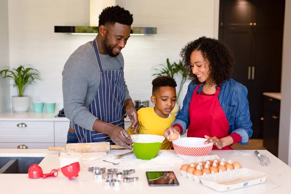 Gelukkige Afro Amerikaanse Ouder Zoon Die Samen Bakken Keuken Familie — Stockfoto