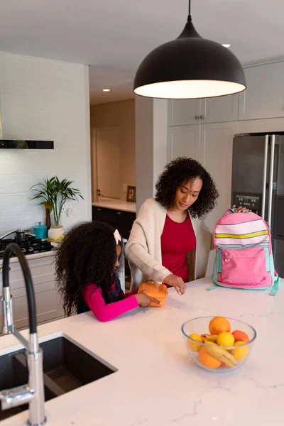 Feliz Madre Afroamericana Hija Preparando Lonchera Para Escuela Tiempo Familia — Foto de Stock