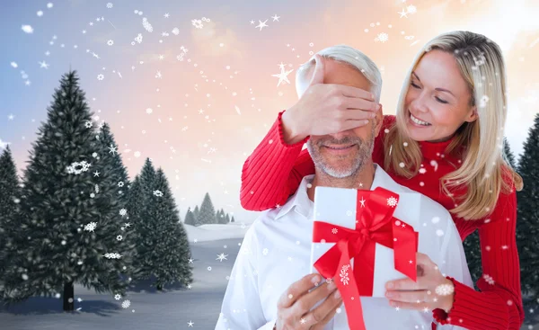 Pareja amorosa con regalo — Foto de Stock