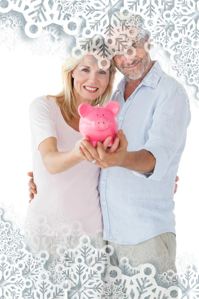 Casal feliz mostrando seu banco porquinho — Fotografia de Stock