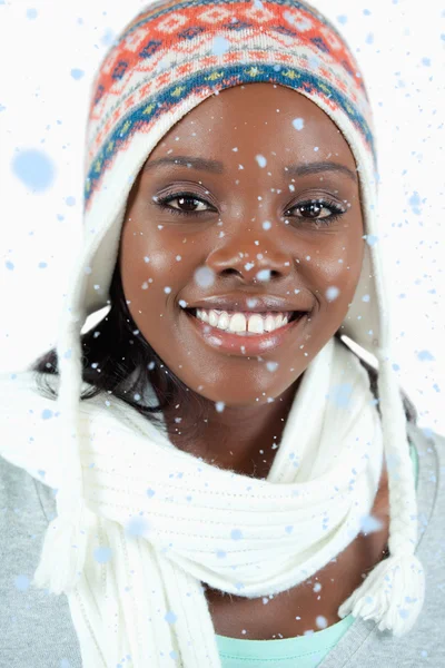 Mulher sorridente com chapéu de inverno — Fotografia de Stock