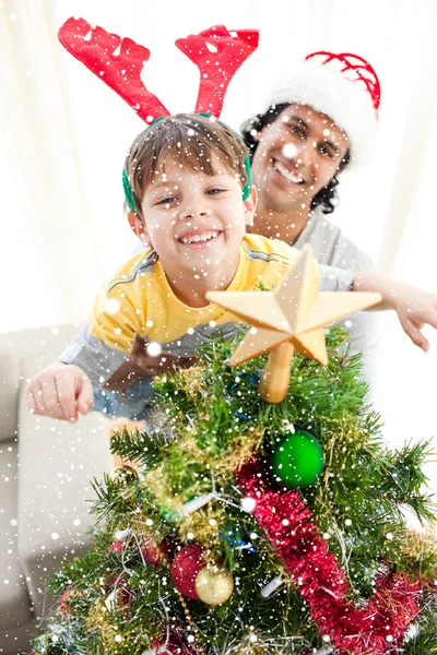 Padre e hijo decorando árbol de navidad —  Fotos de Stock