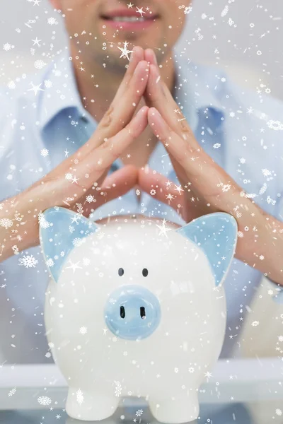 Mid sectie man met piggy bank thuis — Stockfoto