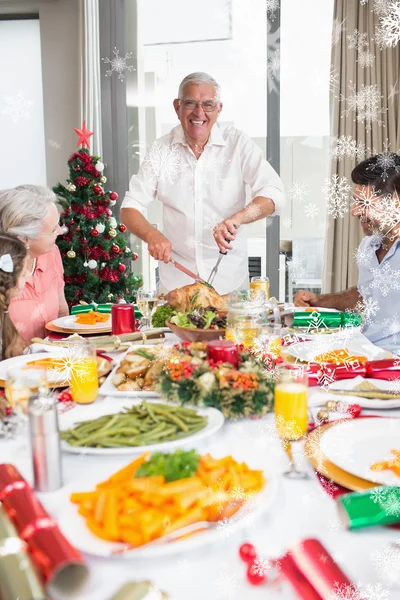 Familie zu Weihnachten am Esstisch — Stockfoto