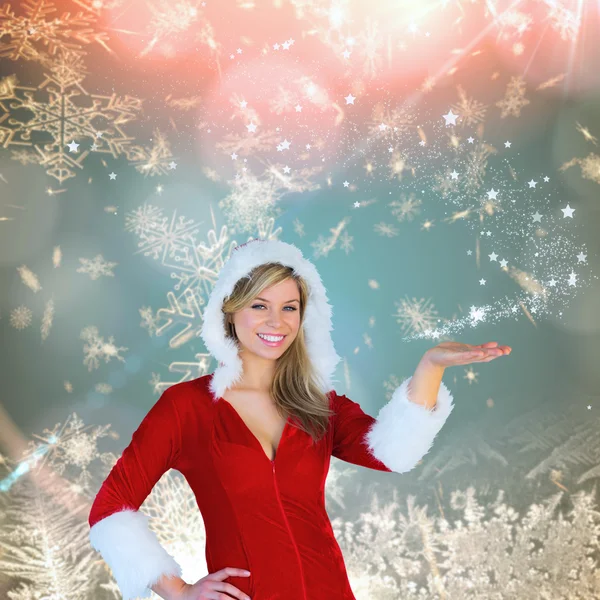 Güzel kız Noel Baba kıyafeti sunmak kompozit görüntü — Stok fotoğraf