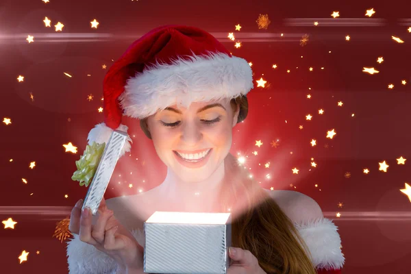 Flicka i santa dräkt öppna gåva — Stockfoto