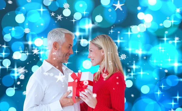 Pareja amorosa con regalo —  Fotos de Stock