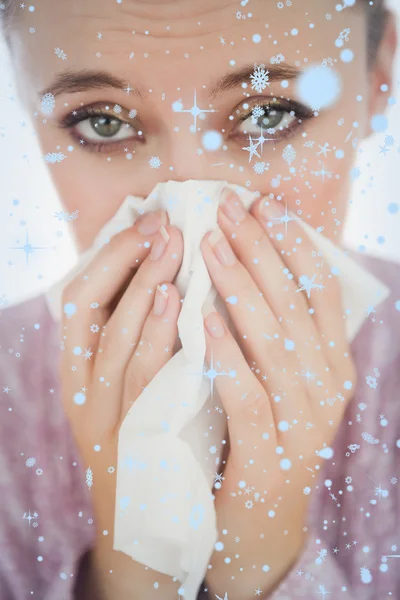 Giovane donna infelice che soffre di freddo — Foto Stock