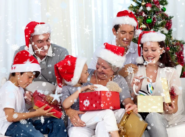 Familia abriendo regalos de Navidad en casa — Foto de Stock