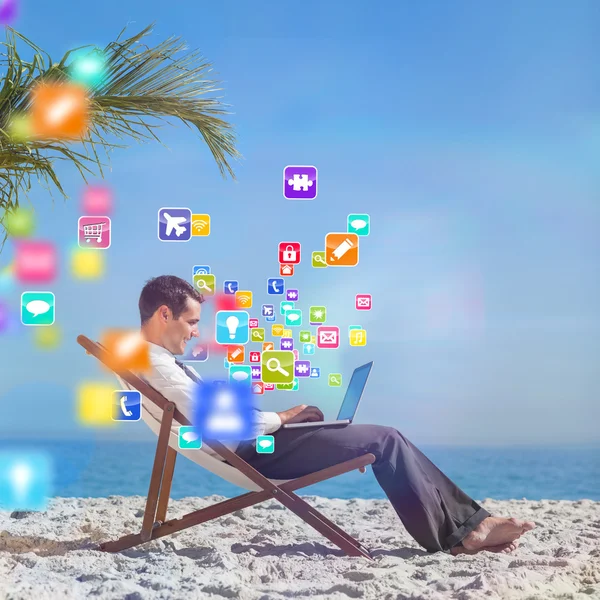 Empresário com laptop na praia — Fotografia de Stock