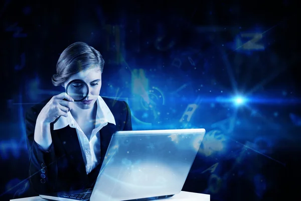 Femme d'affaires rousse utilisant son ordinateur portable — Photo