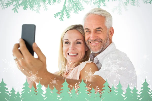 Paar posiert für Selfie — Stockfoto