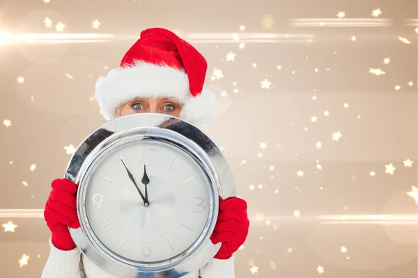 Mujer Festiva Sosteniendo Reloj Contra Patrón Estrella Brillante Crema — Foto de Stock