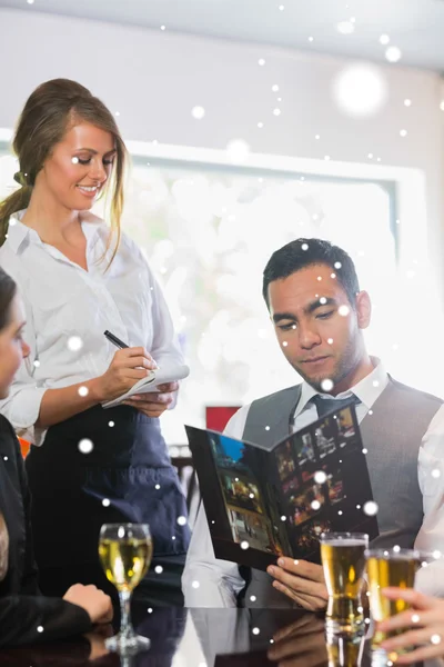 Geschäftsmann bestellt ein Abendessen — Stockfoto