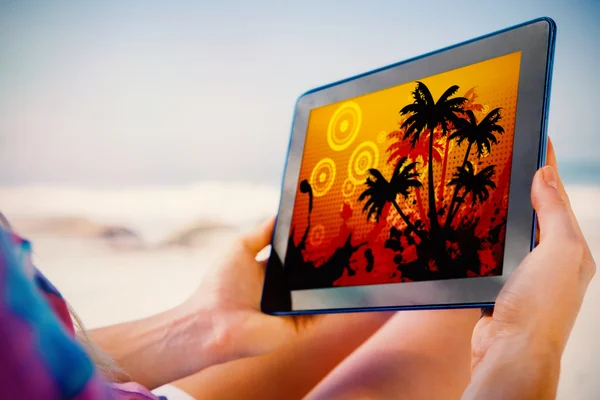 Vrouw zittend op strand met behulp van Tablet PC — Stockfoto
