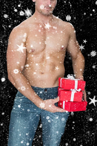 Musculoso hombre sosteniendo pila de regalos — Foto de Stock